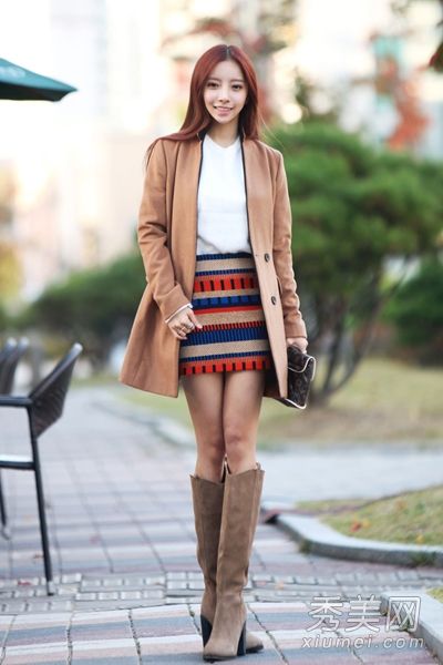 初冬必备的羊毛大衣在不同的季节混合搭配时非常保暖。