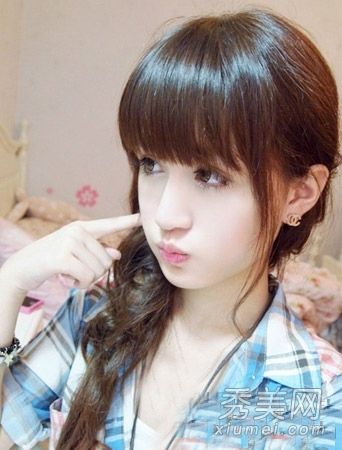 在春天和夏天，辫子在女孩中最受欢迎。