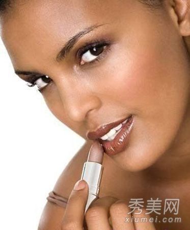 嘴唇皲裂怎么办？这里有5个保护嘴唇的建议。