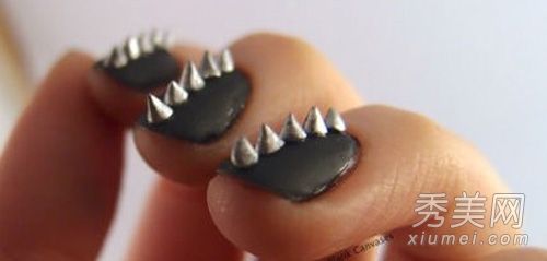 将指甲变成秋冬绒毛VS金属指甲艺术