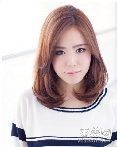 最新流行的女孩卷发建议有不同的层次和更多的面部化妆。