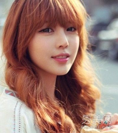一个女孩看起来擅长什么样的卷发