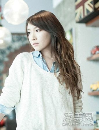 春天最喜欢长卷发容易塑造气质轻盈成熟的女人
