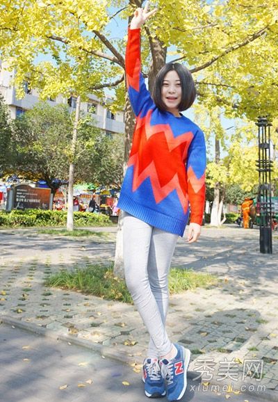 宽松毛衣+紧身裤隐藏肉和肉秀筷子腿
