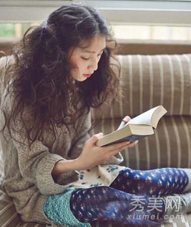 如何用卷发扎一个漂亮的马尾辫也可以树立一个文学标准。