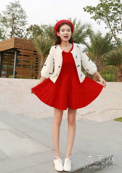 韩国版的服装配以亮色，打破沉闷的感觉。