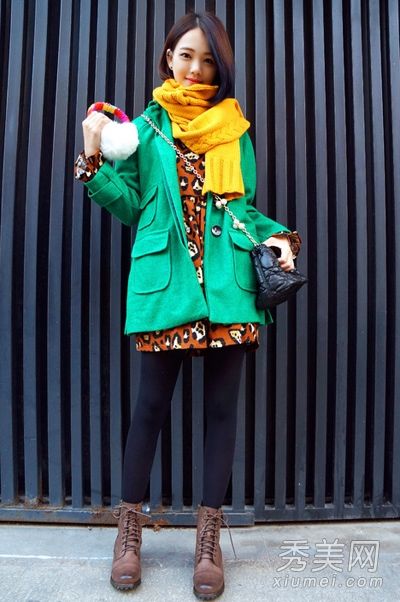 外套+连衣裙+丝袜搭配，让身材苗条