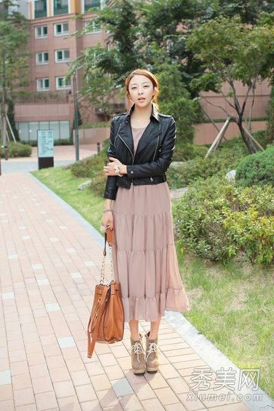 黑色的短皮夹克很高，很好地利用了韩凡儿的气质。