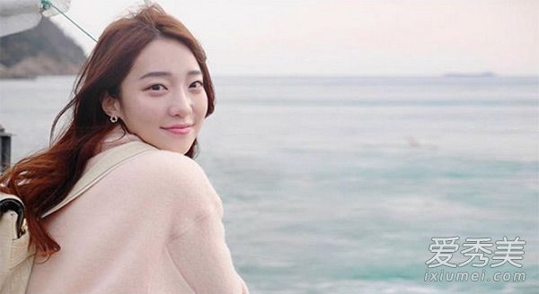 没有化妆品能打败她。金泫雅模仿化妆并学习它。