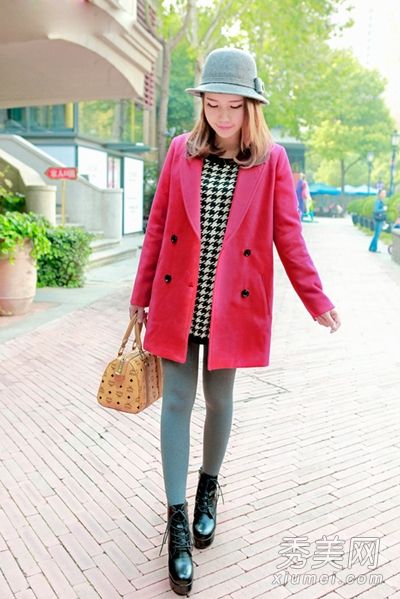 这件外套配有长袖连衣裙，以保持早晚温差。