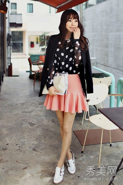 宽松套装+短裙巧藏秋装显瘦