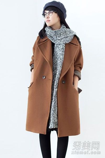 深秋，必备的呢绒大衣与知性优雅的风格巧妙搭配。