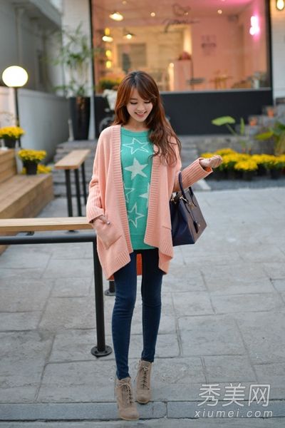 在深秋，穿毛衣和夹克很酷。把它们混在一起令人耳目一新，令人着迷。