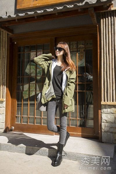 风衣+牛仔裤的实用搭配把握潮流