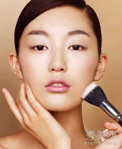 如何轻松卸妆？不同皮肤类型的应对方法