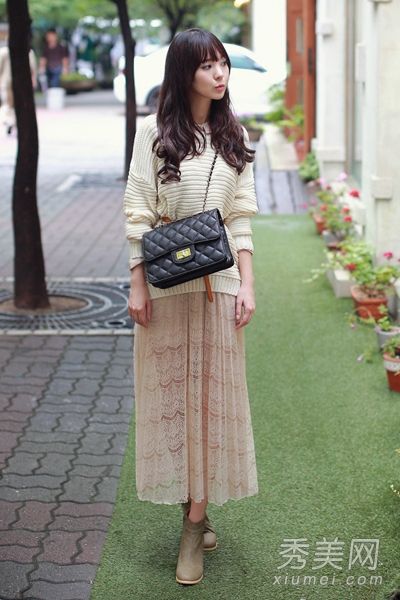 韩国套头衫很受欢迎，里面穿的裙子也很浪漫。