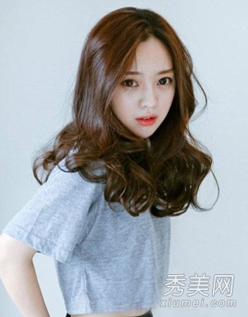 最新流行的韩国中幅画展现了邻家女孩的快速气质。