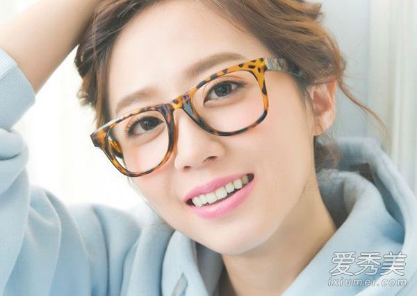 如何用眼镜化妆