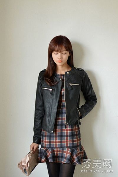 秋季最流行的组合是小外套+长袖连衣裙。