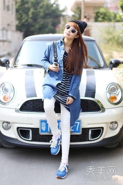 穿着8套衣服的矮个子女孩在秋天看起来很高。