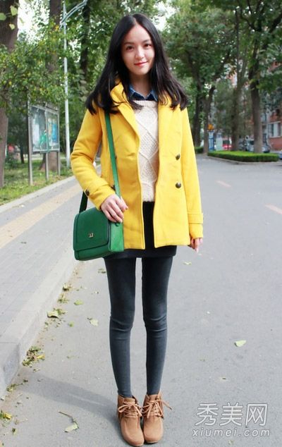 羊毛外套+短裤或短裙是晚秋最合适的搭配。