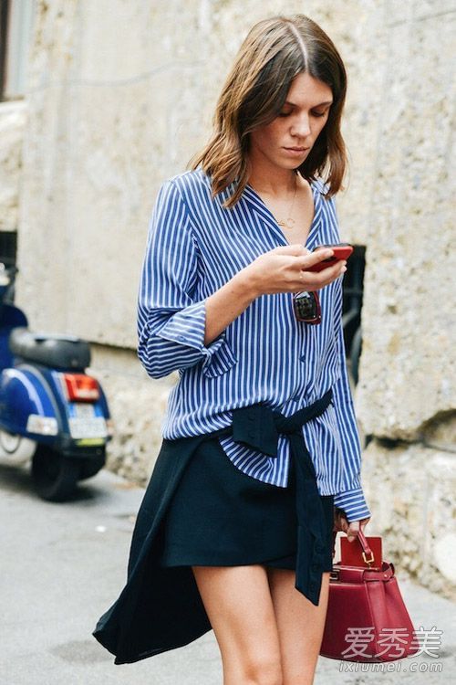 蓝色条纹衬衫的搭配让你充满智慧和清新。