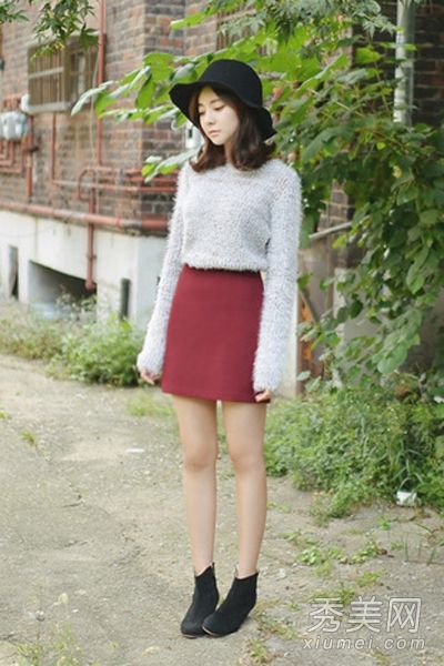 2013年流行的毛衣与臀部包裹裙搭配起来很柔和。