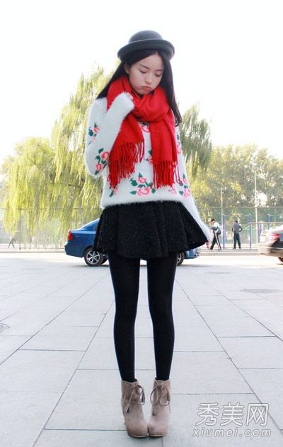 毛衣+裙子+紧身裤单独穿着都更苗条。