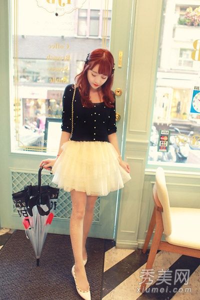 短裙和短裤很相配。身材娇小的MM是秋冬服装的增高法宝。
