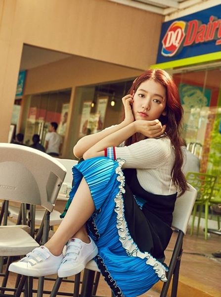 超级猛撞魔鬼感觉运动鞋松松垮垮没有鞋带一个夏天。