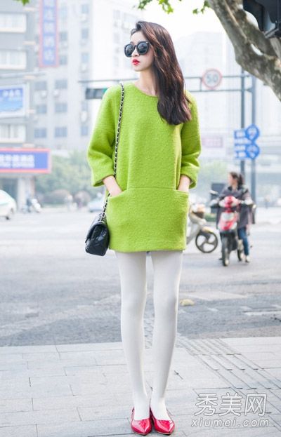 长袖连衣裙配打底裤既舒适又时尚