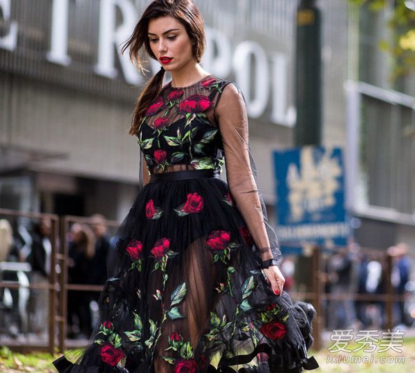 你和女神之间可能只有一条印花裙子。