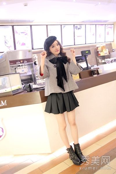 这件小外套和一位著名女士的服装很相配。