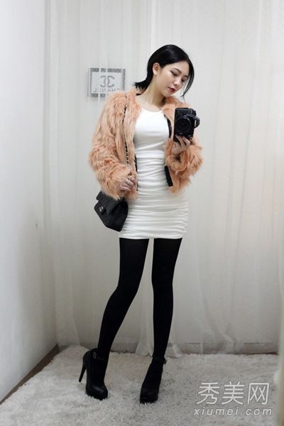 秋冬季，矮个子女孩变成了穿短皮衣的女士