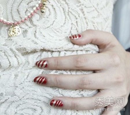 自助美甲:带吸油面纸的条纹美甲