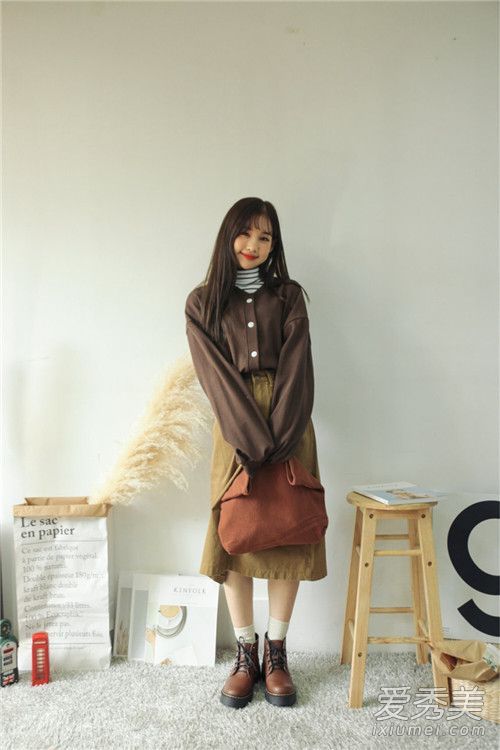 一个宽肩膀的女孩穿成这样变回一个苗条女人的肩膀。