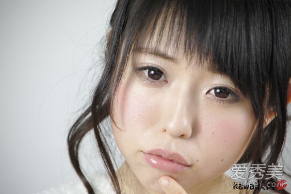 日本女孩是如何让嘴唇变得更丰满的？只需要五个步骤。