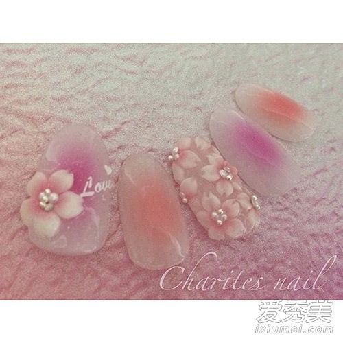 花卉控制粉红控制绝对疯狂樱花指甲艺术。