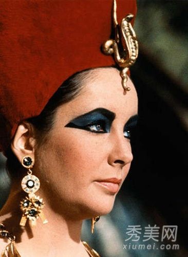 看看经典的猫眼化妆师，教你如何打造闪亮的眼睛。