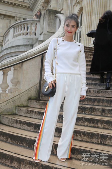 裤子在夏天也很漂亮。宽裤腿在这里很流行。