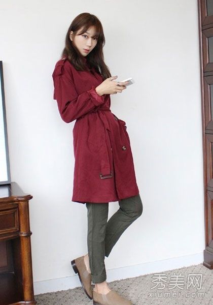 韩版风衣配打底裤街头时装