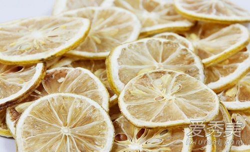 柠檬片可以敷在脸上去除粉刺吗？将柠檬片涂在脸上需要多长时间？