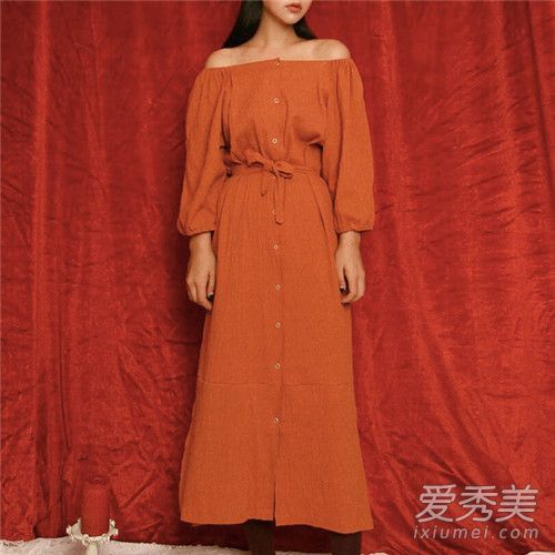 略显性感的轻甜女孩,秋也决定继续穿衣领