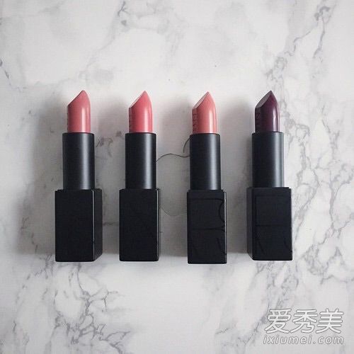 有了这三个性感迷人的嘴唇，他情不自禁地吻了它们。