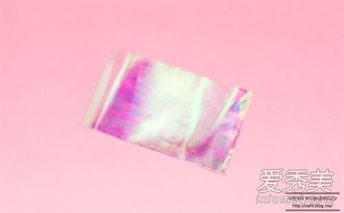 DIY粉色碎玻璃美甲让你的女孩心碎