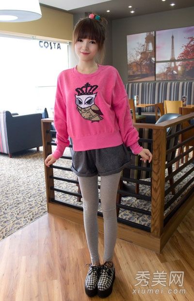 高领背心+短裙或短裤混合搭配，显瘦