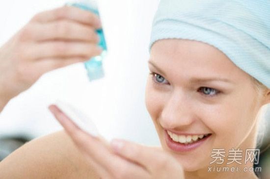 我们买了一件高领毛衣。记得洗澡后涂些护肤霜。