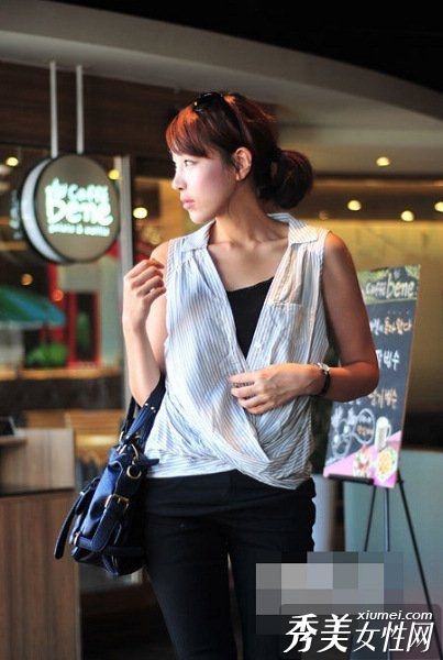 初秋的年轻女性气质美丽，她们感觉甜美而年轻。