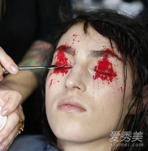 明星们在时装周上出国观看异国风情的化妆。你明白吗？