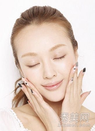 熟练使用手+化妆刷通过白色化妆教程